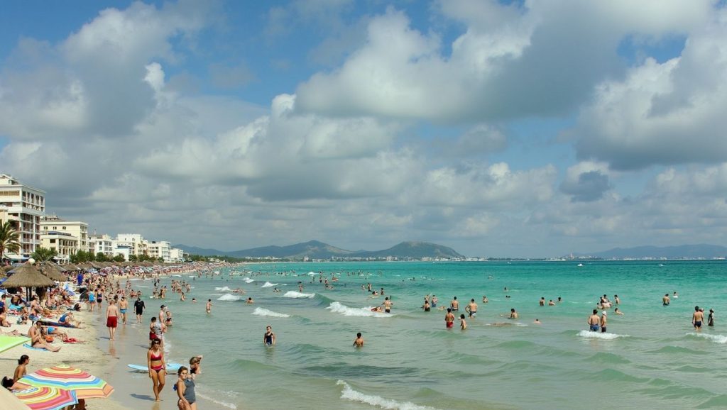 Arena y mar en Platja Petita (Can Picafort), Santa Margalida, Mallorca