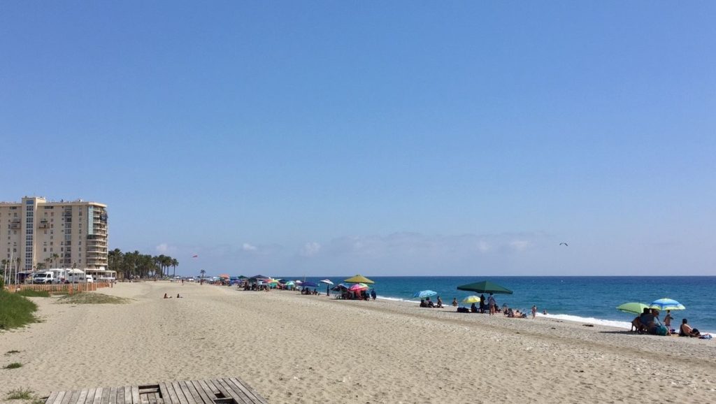 Orilla tranquila de Playa Azucenas, playa de Motril