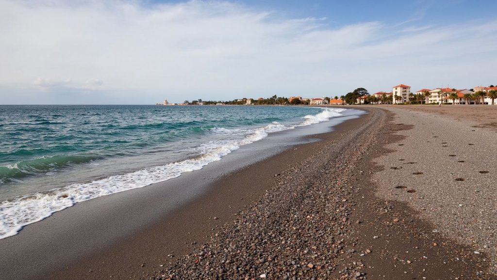 Vista amplia de Playa Azucenas en Motril, Granada