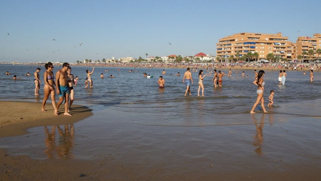 Oleaje en la orilla de Playa Bajo de Guía, costa de Sanlúcar de Barrameda