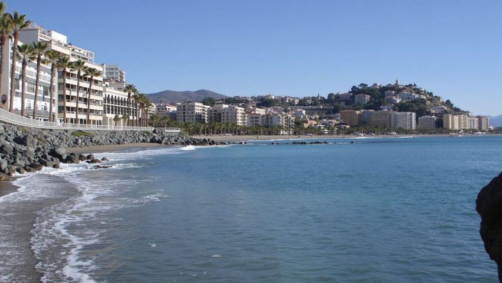 Vista de Playa Caletilla en Almuñécar, Granada