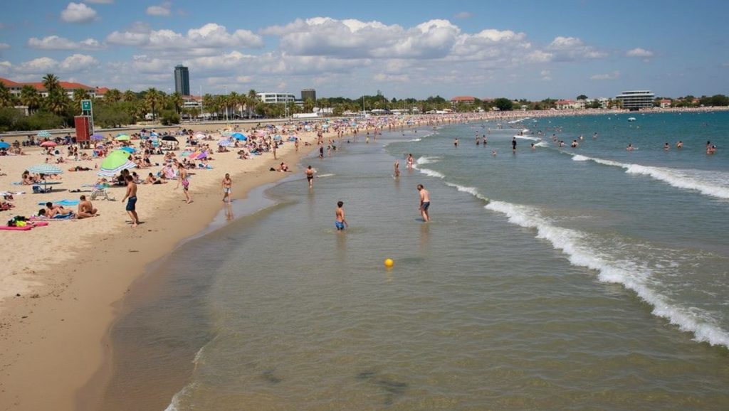 Arena y mar en Playa Cambriles, Lújar, Granada