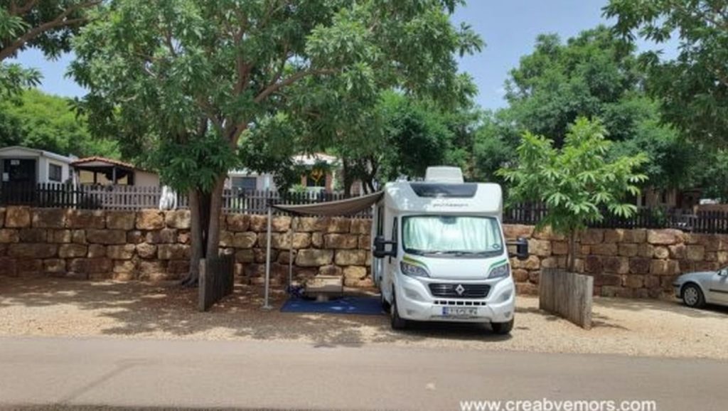 Detalle del agua en Playa Camper de Cabopino, Marbella, Málaga
