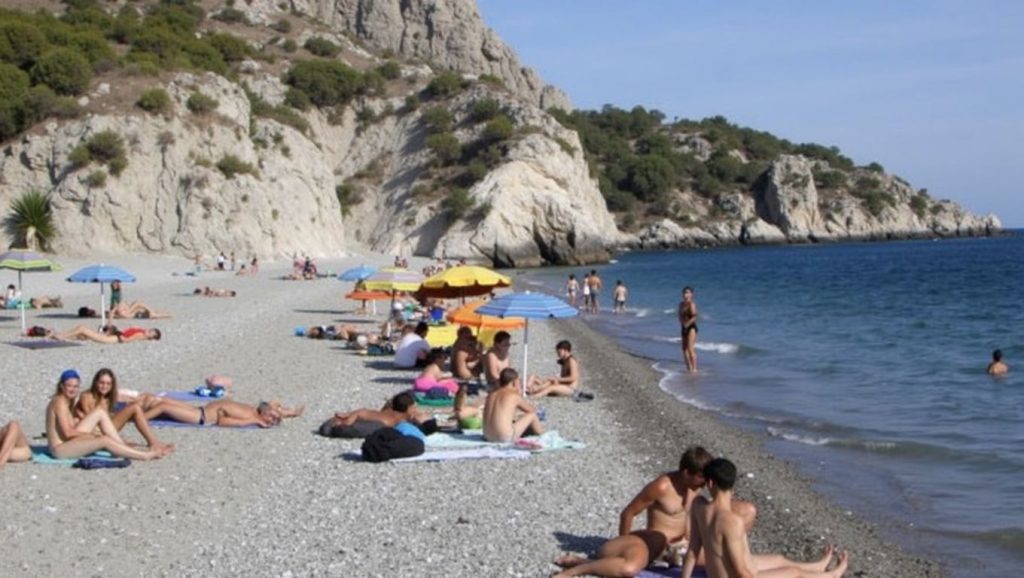 Orilla de Playa Cantarriján con olas suaves en Almuñécar