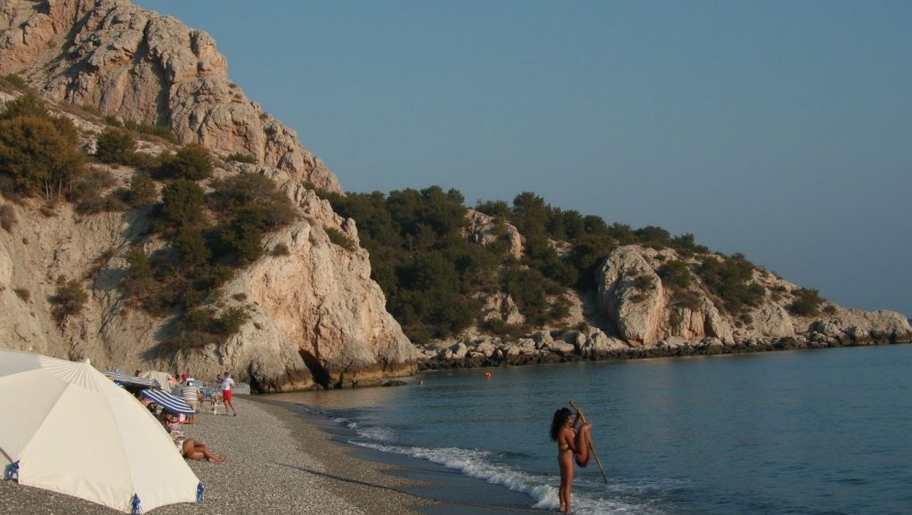 Primer plano de la orilla de Playa Cantarriján, Almuñécar