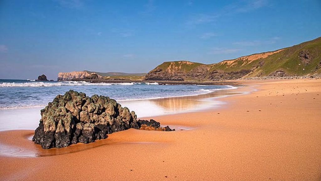 Aguas de Playa Carniciega en Gozón (Asturias)