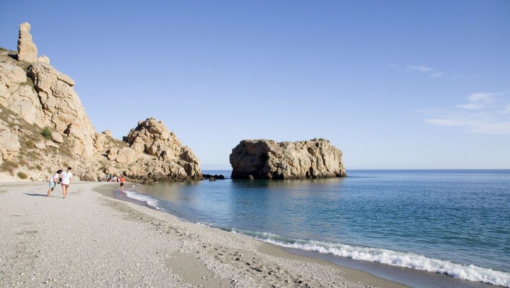 Agua y arena en Playa Casarones, Rubite