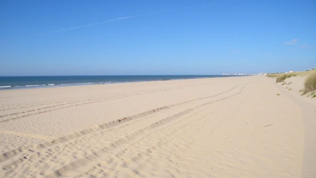 Orilla de Playa Central con olas suaves en Isla Cristina