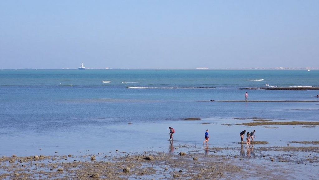 Oleaje en la orilla de Playa Cruz del Mar, costa de Chipiona