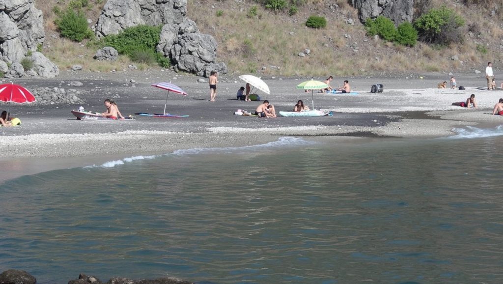 Panorámica de Playa Curumbico con arena y mar, Almuñécar