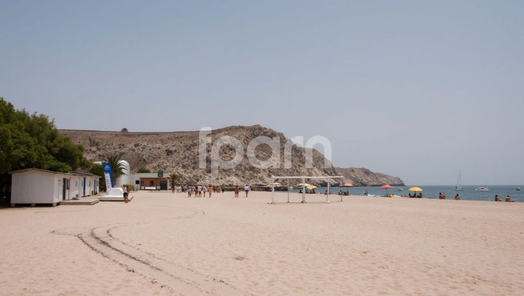 Orilla de Playa de Agua Amarga con olas suaves en Níjar