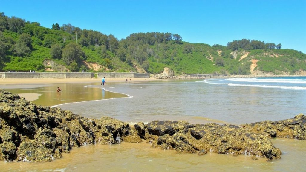 Olas y surf en Playa de Aguilar, Asturias (Asturias)