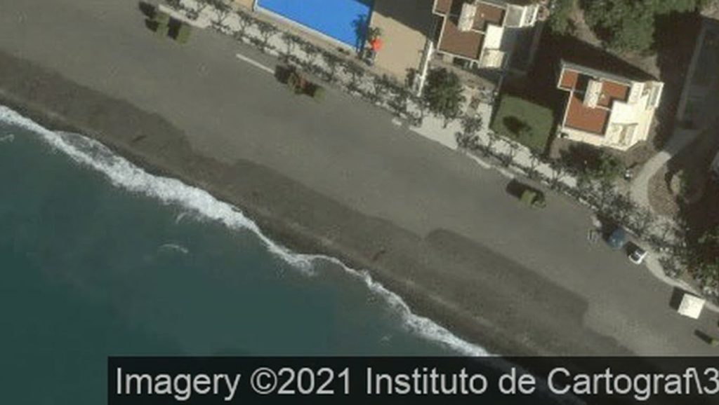 Agua y arena en Playa de Algarrobo-Costa, Algarrobo