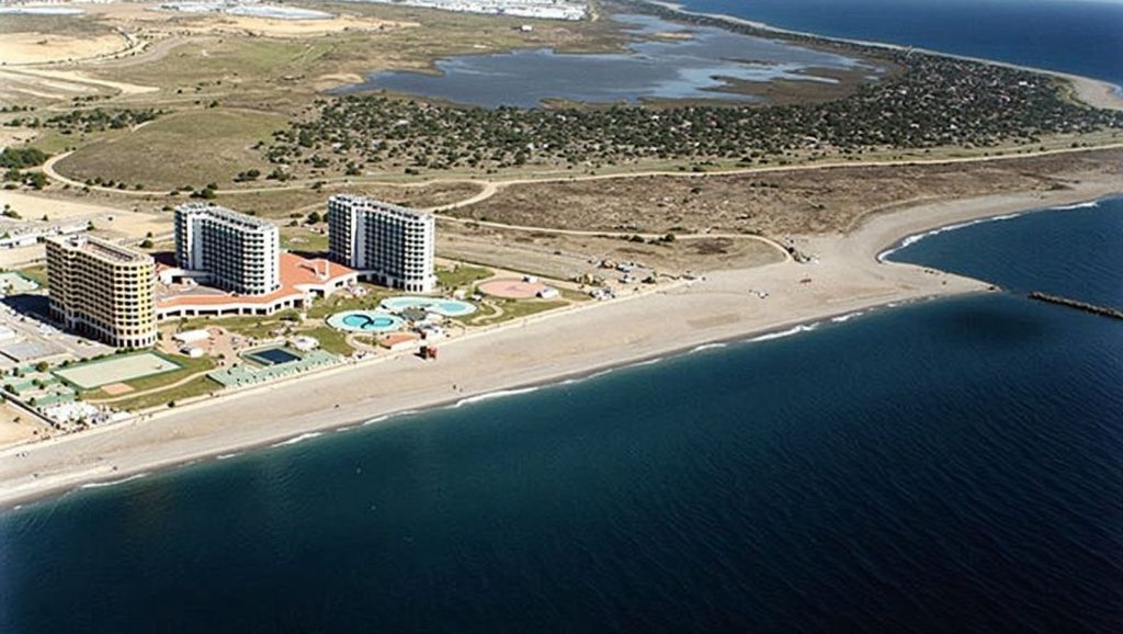 Agua y arena en Playa de Almerimar, El Ejido