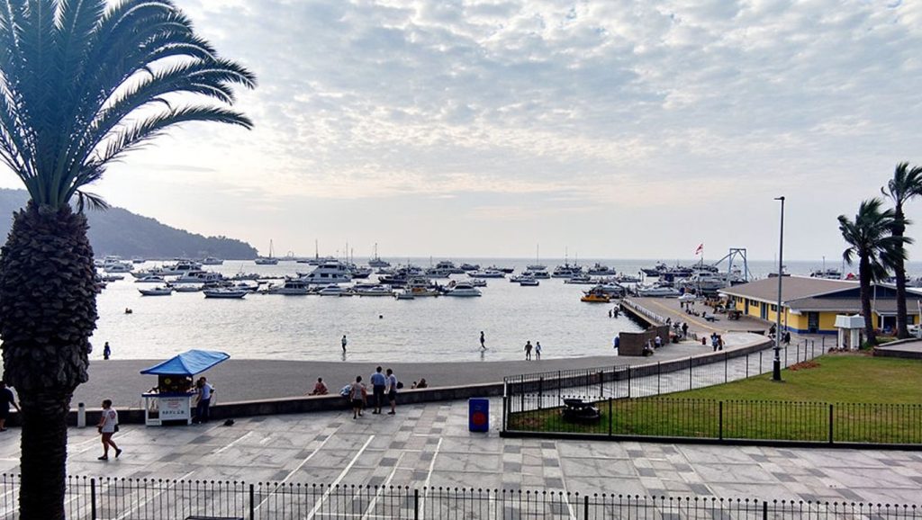 Agua y arena en Playa de Ancon Sierra, Marbella