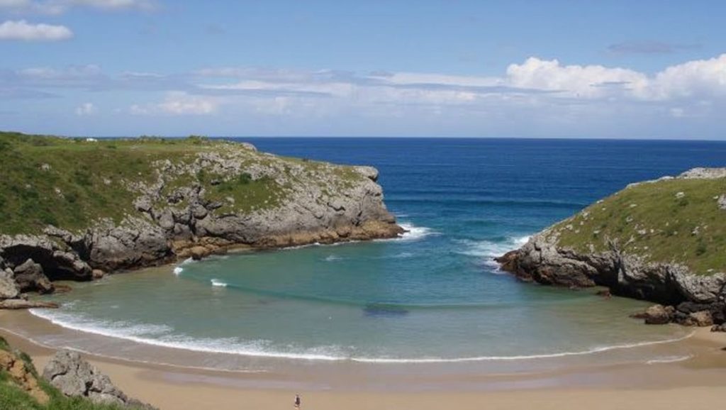 Entorno natural de Playa de Antilles en Asturias