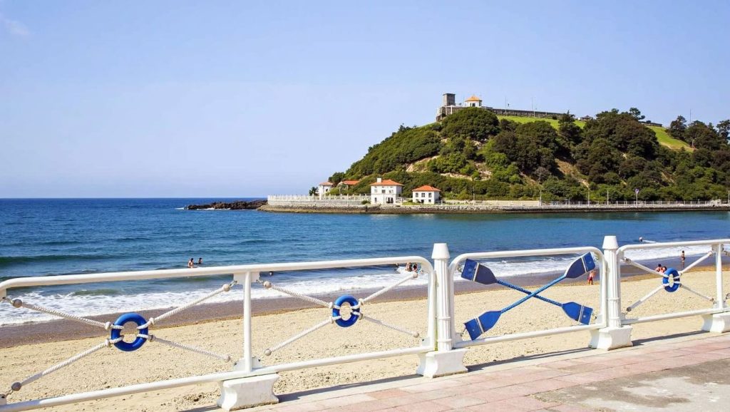 Ría y costa de Playa de Arra en Ribadesella/Ribeseya, Asturias