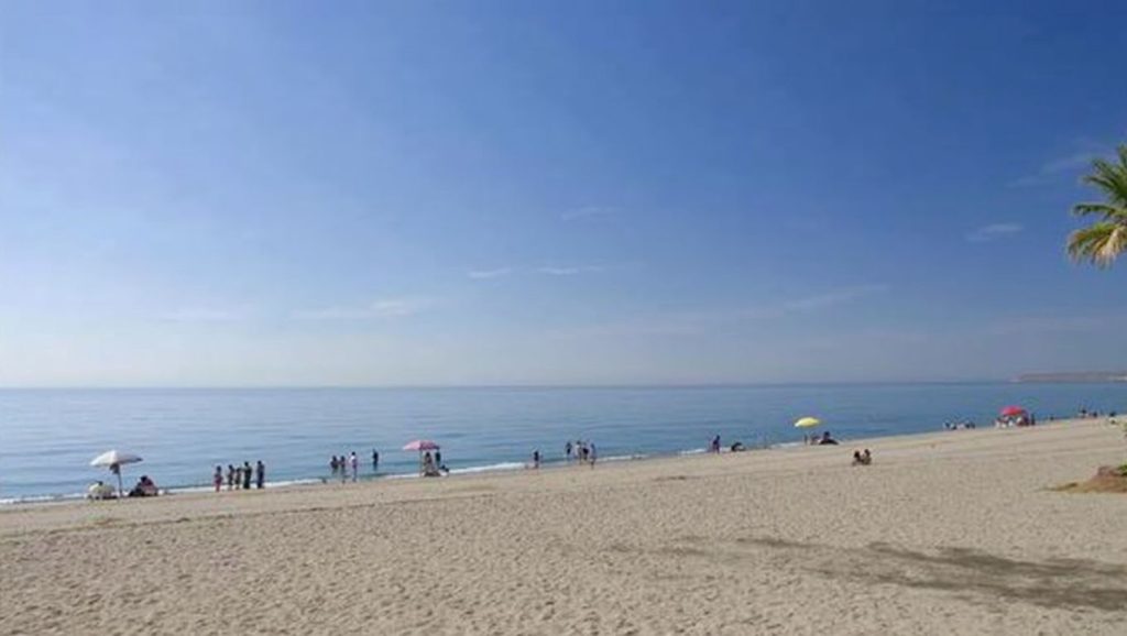 Orilla de Playa de Arroyo Vaquero con olas suaves en Estepona