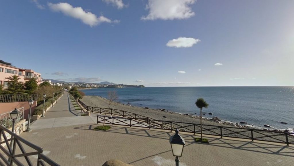 Primer plano de la orilla de Playa de Arroyo Vaquero, Estepona