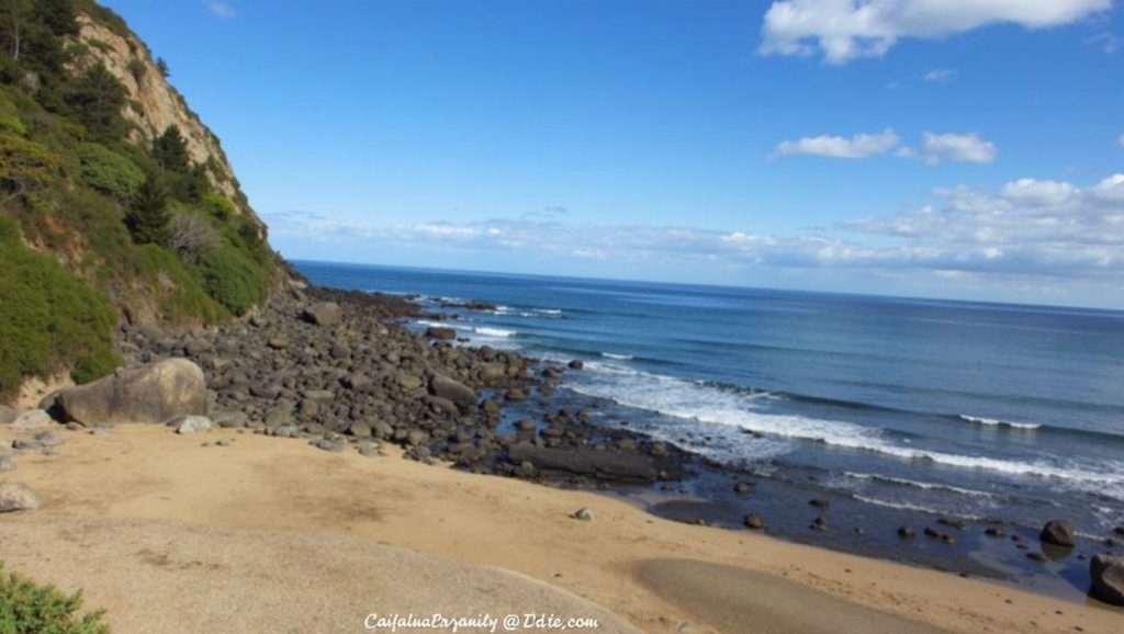 Agua y arena en Playa de Atalaya, Marbella