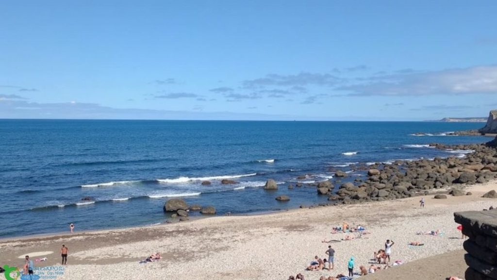 Olas rompiendo en Playa de Atalaya, Marbella