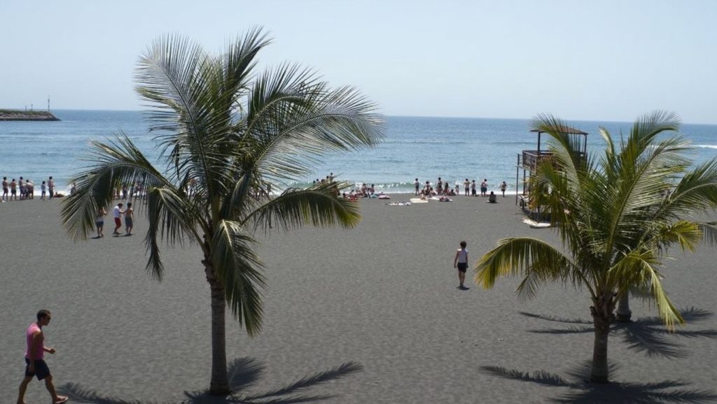 Orilla de Playa de Bajamar con olas suaves en Nerja
