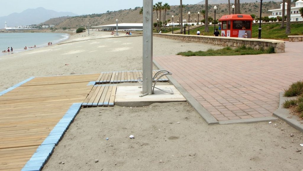 Orilla tranquila de Playa de Balanegra, playa de Berja