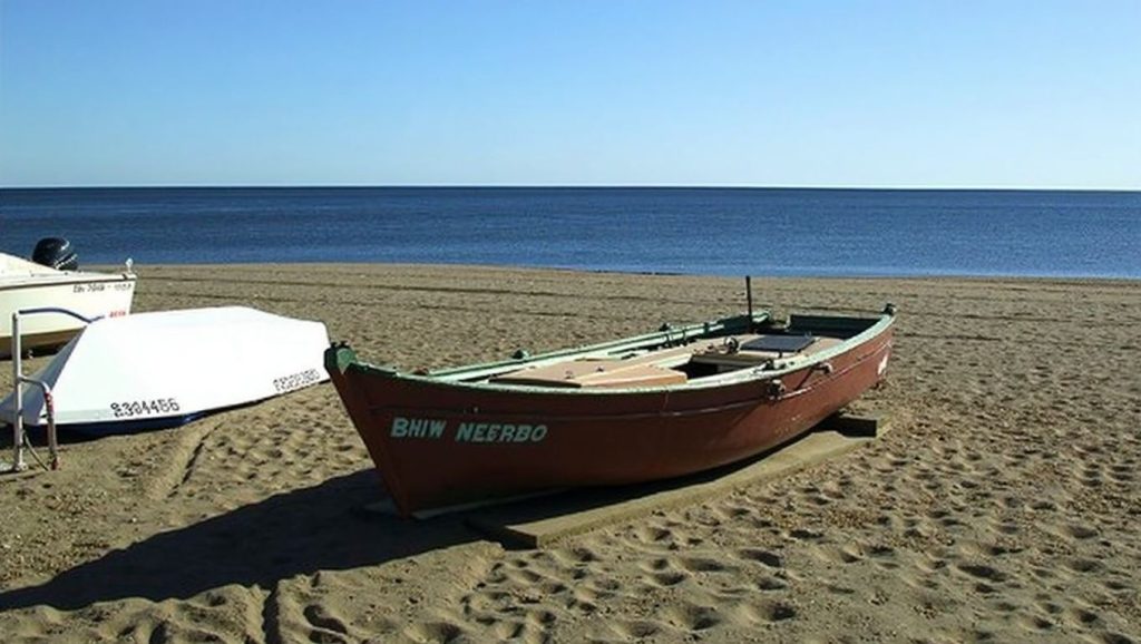 Panorámica de Playa de Butibamba con arena y mar, Mijas