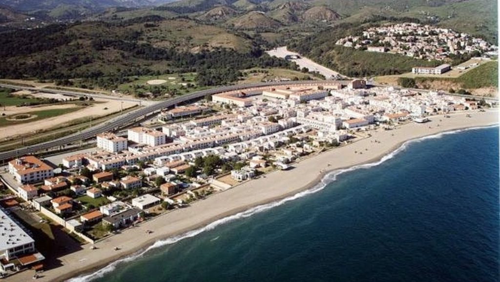 Agua y arena en Playa de Butibamba, Mijas