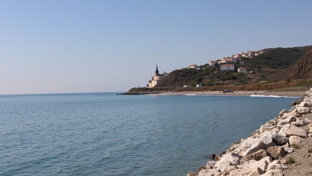Arena y orilla en Playa de Calaceite, Torrox, Málaga