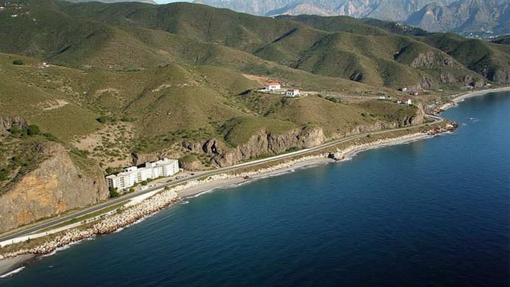 Amplio horizonte marino en Playa de Calaceite, Torrox