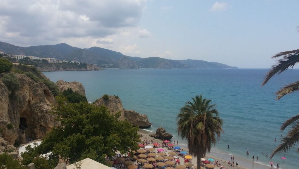 Arena y orilla en Playa de Calahonda de Nerja, Nerja, Málaga