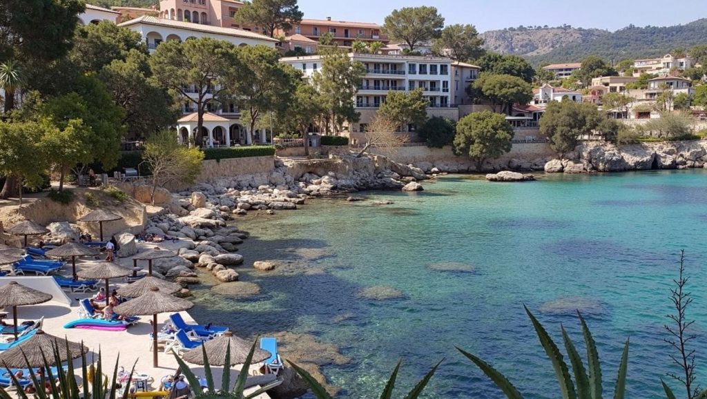 Arena y mar en Playa de Camp de Mar, Andratx, Mallorca