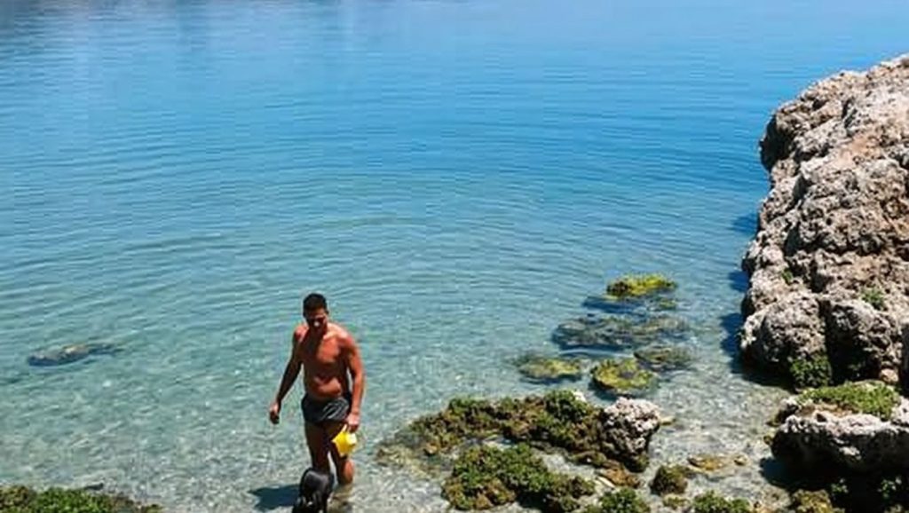 Detalle del agua en Playa de Carabeillo, Nerja, Málaga
