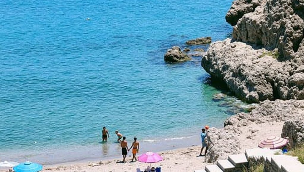 Amplio horizonte marino en Playa de Carabeillo, Nerja