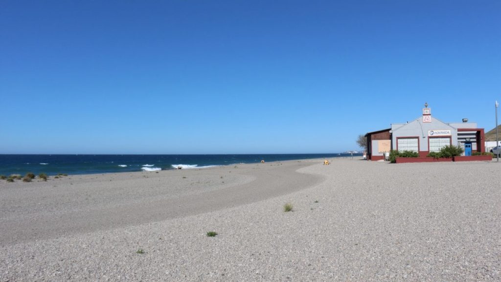 Orilla de Playa de Carchuna con olas suaves en Motril
