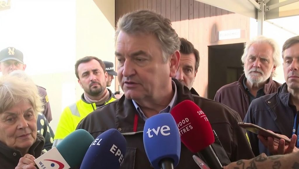 Arena y orilla en Playa de Casasola, Estepona, Málaga