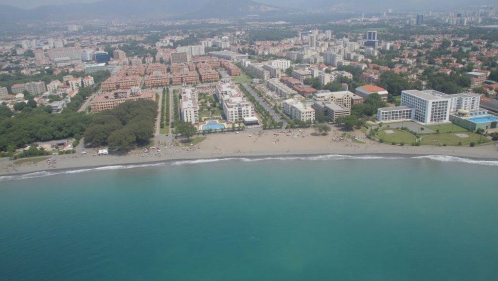Olas rompiendo en Playa de Casasola, Estepona