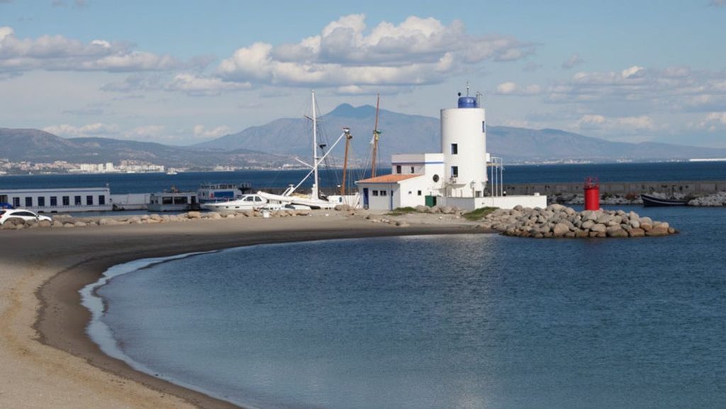 Primer plano de la orilla de Playa de Castillo de la Duquesa, Manilva