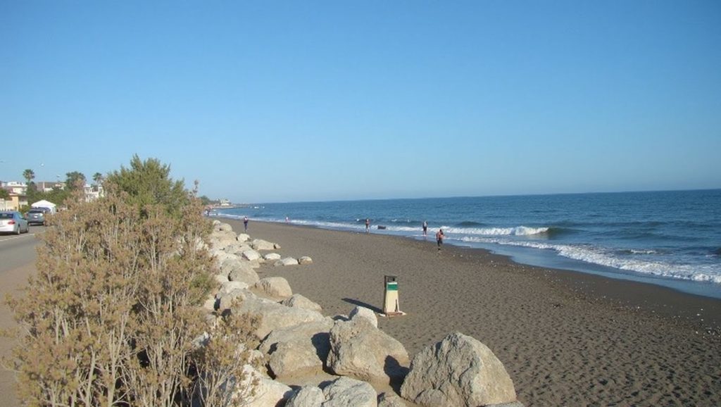 Primer plano de la orilla de Playa de Chilches, Vélez-Málaga