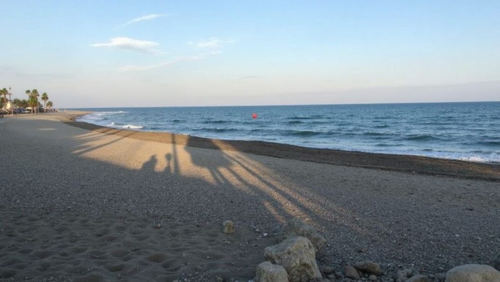 Playa Cortijo Blanco desde la arena, Marbella, Málaga