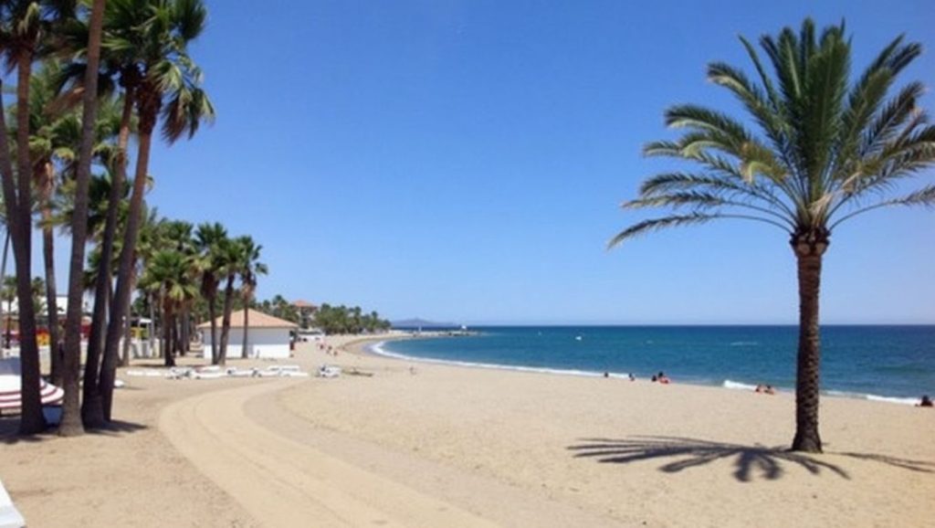 Primer plano de la orilla de Playa de Cortijo Blanco, Marbella