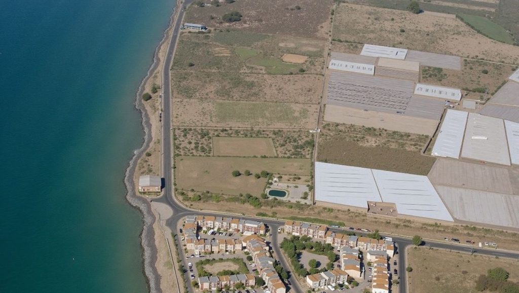Orilla de Playa de Costacabana con olas suaves en Almería
