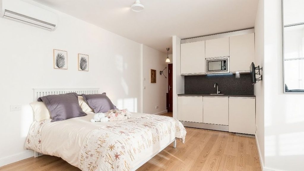 Arena y orilla en Playa de El Candado, Málaga, Málaga