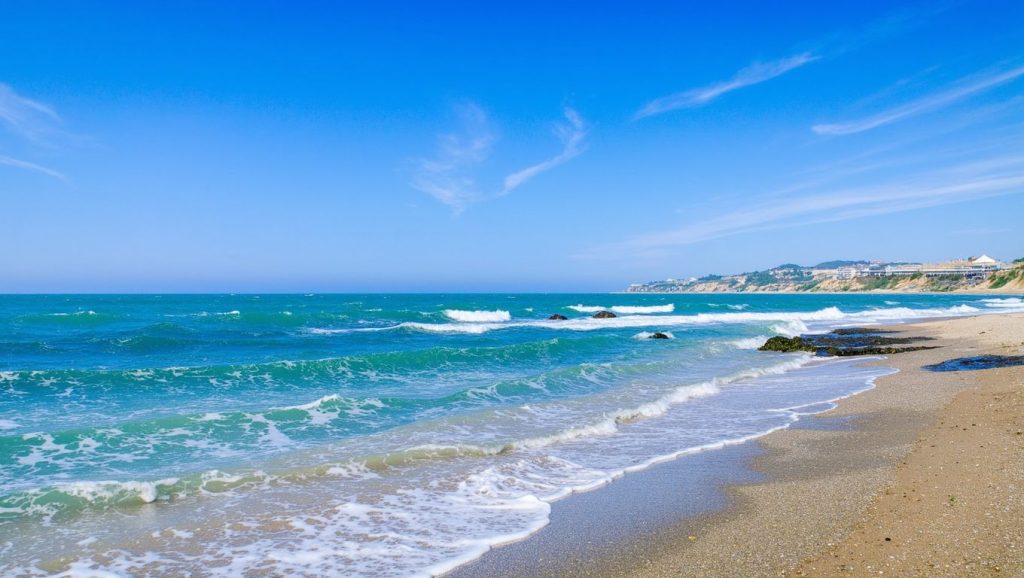 Panorámica de Playa de El Chaparral con cielo despejado, Mijas