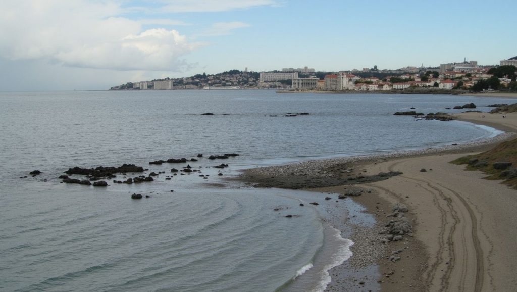 Detalle de arena y agua en Playa de El Chaparral, Mijas