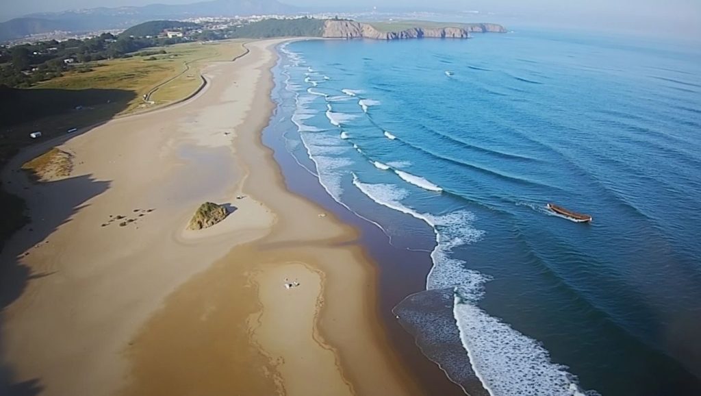Olas y surf en Playa de El Embayo, Avilés (Asturias)