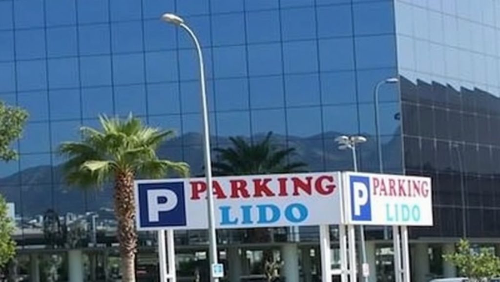 Agua y arena en Playa de El Lido, Torremolinos