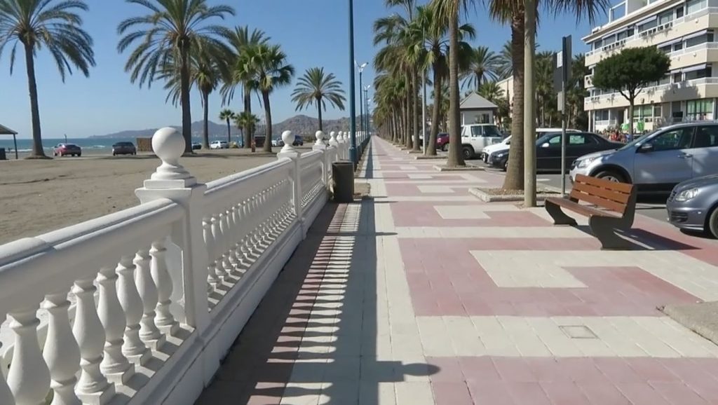 Arena y orilla en Playa de El Morche de Vélez-Málaga, Vélez-Málaga, Málaga