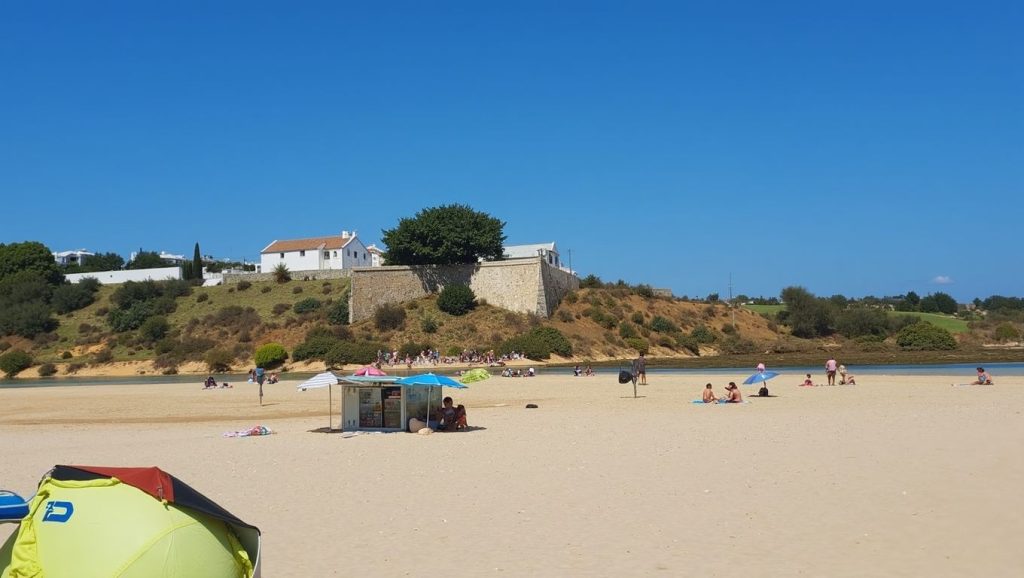 Agua y arena en Playa de El Portil, Punta Umbría